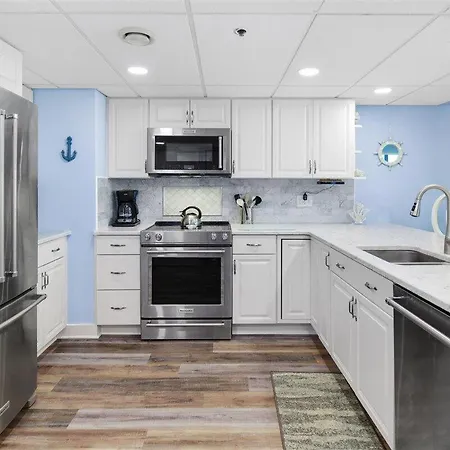 Ocean Front 1 Bedroom Rainbow Condo, Steps To The Beach!-2